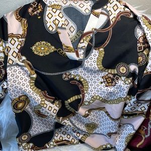 Chain print notched fitted blouse